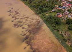 La sequía en la Amazonía hace que los bordes de los ríos retrocedan y dejen ver playa.