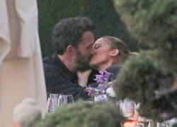Entre abrazos y caricias, Jennifer Lopez y Ben Affleck se dan su primer beso en público.