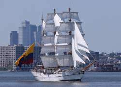 El Buque Escuela Guayas, desplegando la bandera ecuatoriana, es visto en el río Hudson cerca del puerto 97, durante el desfile de naves altas por el evento célebre is Sail4th 250.