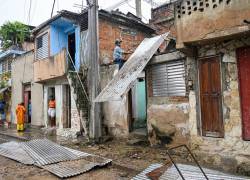 Un residente sostiene un pedazo de techo antes de que el huracán Melissa azote la ciudad de Santiago de Cuba, Cuba, el 28 de octubre de 2025.