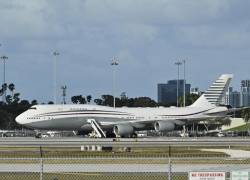 En esta imagen del 15 de febrero de 2025, un Boeing 747 de Qatar se encuentra en la pista del Aeropuerto Internacional de Palm Beach después de que el presidente de los Estados Unidos, Donald Trump, recorriera el avión el 15 de febrero de 2025.