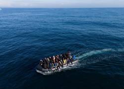 Vista de un grupo de migrantes cruzando el Canal de la Mancha en un pequeño barco este miércoles. A pesar de los esfuerzos de los gobiernos británico y francés para impedir que los inmigrantes realicen el peligroso viaje en pequeñas embarcaciones, muchos están dispuestos a correr el riesgo de solicitar asilo en el Reino Unido.