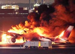 El avión de Japan Airlines en llamas en una pista del aeropuerto Haneda de Tokio.