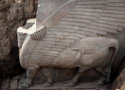 Esta fotografía tomada el 24 de octubre de 2023 muestra una vista lateral de una escultura de alabastro asirio Lamassu (toro alado con cabeza humana) recién desenterrada con todas sus alas intactas por la misión arqueológica francesa en el sitio arqueológico de Khorsabad.
