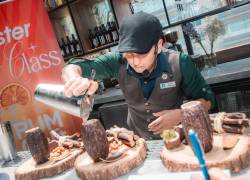 Un bartender sirve cocteles con productos locales.