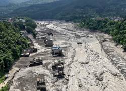 Casas permanecen parcialmente sumergidas en aguas lodosas junto a un río tras las inundaciones repentinas en Trishuli Bazar, distrito de Nuwakot, Nepal, el 26 de agosto de 2026.