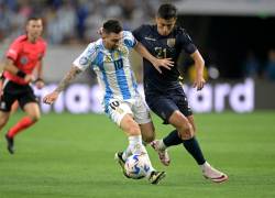 El delantero argentino #10 Lionel Messi pelea por el balón con el mediocampista ecuatoriano #21 Alan Franco.