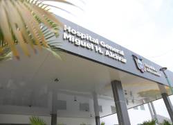 Fotografía que muestra una parte de la fachada del hospital Miguel H. Alcívar, ubicado en Bahía de Caráquez (Manabí).
