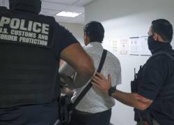 Fotografía del 5 de agosto de 2025 donde se observan agentes federales realizando un arresto en la corte de inmigración en Nueva York (Estados Unidos).