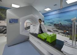 Colaboradora de SOLCA Núcleo de Quito prepara indumentaria para sesión de radioterapia.
