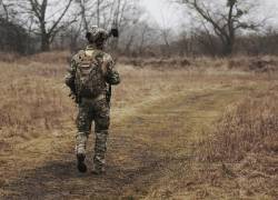 Imagen de referencia de un soldado caminando por su cuenta en una vasta localidad.