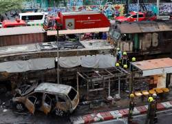 Al menos 8 muertos y 25 heridos tras choque de tren y bus que se incendió en Tailandia