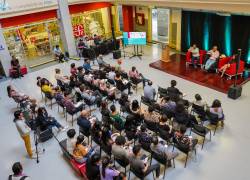 Fotografía de un conversatorio abierto al público en el que se abordó la temática Investigación/Creación en red, en el marco de la séptima edición del Encuentro Internacional de Investigación en Artes.