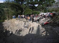 Trabajadores de la Cruz Roja laboran en el lugar de una explosión mientras la gente observa en El Túnel, en la carretera Popayán-Cali, en Cajibio, departamento del Cauca, Colombia, el 25 de abril de 2026.