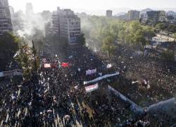 Masivas manifestaciones a dos años de revuelta social en Chile terminan con incidentes violentos
