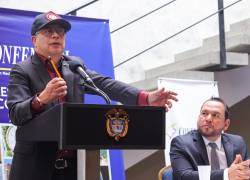 Fotografía cedida hoy por la Presidencia de Colombia donde se observa al presidente de Colombia, Gustavo Petro, mientras habla este lunes durante el Congreso Nacional de Concejales y Concejalas, en Bogotá.