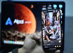 La fotografía, tomada el 15 de octubre de 2025, muestra a Chen Kun mostrando contenido generado por su plataforma AIpai en un teléfono inteligente durante una entrevista con la AFP en su oficina en Beijing.