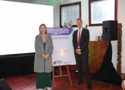 Fotografía en la que aparece la ministra del Ambiente, Agua y Transición Ecológica, Sade Fritschi, y el gerente Regional para América Latina del Banco de Desarrollo de Alemania, Felix Klauda.