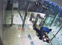 El hombre se desplomó en la terminal de salidas cuando se disponía a coger un vuelo con rumbo a Quito.