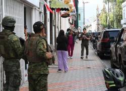 Militares vigilando las inmediaciones en la Gobernación de Imbabura, en la ciudad de Ibarra, el pasado 29 de septiembre.