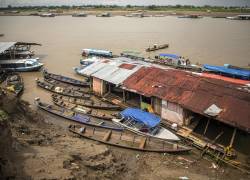 Fotografía cedida por WWF Colombia de embarcaciones a orillas del río Amazonas, el 17 de octubre de 2023, en Puerto Nariño (Colombia). Con el río -único medio de transporte- casi seco, los habitantes de Santa Clara tienen que caminar dos horas cada cuatro días para conseguir agua potable.