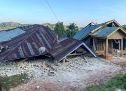 Se ven casas dañadas tras un terremoto de magnitud 7,7 en Ruteng, Manggarai, Nusa Tenggara Oriental, el 15 de agosto de 2026.