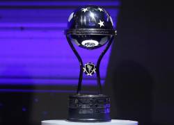 El trofeo de la Copa Sudamericana, torneo que ya lo ganó Independiente del Valle en 2019.