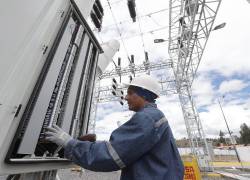 Un trabajador en una subestación eléctrica.