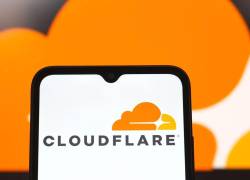 La red de Cloudflare actúa como filtro y protección frente a ataques automatizados.