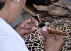 Bajo la idea de reconectar con la identidad cultural, valorando primero lo nuestro, exhibiendo la diversidad de técnicas ancestrales y fibras naturales que posee el Ecuador, WEYA explora el origen desde manos artesanas.