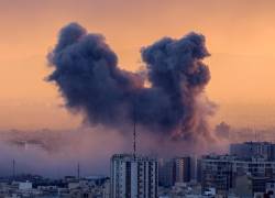 Una columna de humo se eleva después de un ataque a la capital iraní, Teherán, el 3 de marzo de 2026.