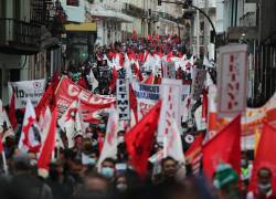 El Frente Unitario de Trabajadores (FUT), la mayor central sindical de Ecuador, se moviliza contra la reforma laboral y de la seguridad Social que quiere impulsar el Gobierno del presidente Guillermo Lasso, en Quito (Ecuador).