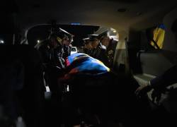 Integrantes del Ejercito cargan los ataúdes de los 11 militares asesinados en un operativo contra la minería ilegal en la Amazonía, a su llegada este sábado a Quito.