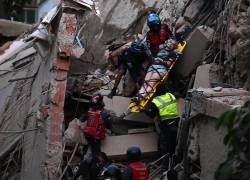 Equipos de rescate sacan a una persona en camilla de un edificio colapsado tras un terremoto en Caracas, el 24 de junio de 2026.
