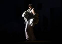 La cantante española Rosalía dio un show durante la pasarela de la nueva colección Otoño/Invierno 2023/2024 de Louis Vuitton en la Semana de la Moda de París.