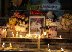 Fotografía que muestra un homenaje al papa Francisco este lunes, frente a la Catedral Metropolitana de Buenos Aires (Argentina).