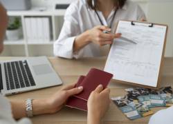 Persona gestionando un trámite migratorio. (Foto: Freepik.)