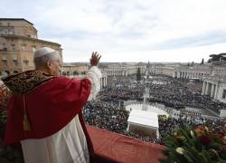 El Papa León XIV da la bendición Urbi et Orbi en su primera Navidad.