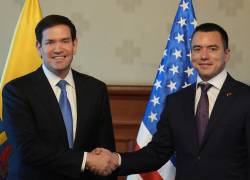 El secretario de Estado de Estados Unidos, Marco Rubio (izq.), y el presidente de Ecuador, Daniel Noboa, se estrechan la mano en el palacio presidencial de Carondelet en Quito, el 4 de septiembre de 2025.