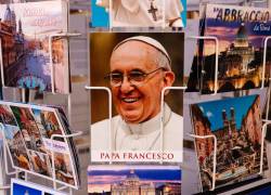 Postales del papa Francisco en una tienda cerca del Vaticano. Foto: AFP