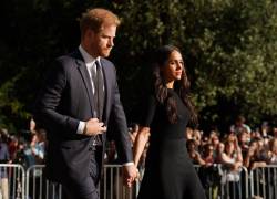 El príncipe Harry y su esposa Meghan, los duques de Sussex de Gran Bretaña viendo los tributos florales en la caminata larga en el castillo de Windsor el 10 de septiembre de 2022, dos días después de la muerte de la reina Isabel II.