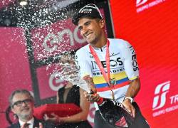 -FOTODELDÍA- Turín (Italia), 04/05/2024.- El ciclista ecuatoriano Jhonatan Narvaez ( Ineos Grenadiers) celebra en el podio tras vencer en la primera etapa del Giro de Italia 2024, sobre 143km desde Venaria Reale a Turin, Italia. EFE/LUCA ZENNARO