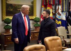 El presidente ucraniano, Volodymyr Zelensky (derecha), durante su reunión con el presidente estadounidense Donald Trump en la Casa Blanca en Washington, DC.