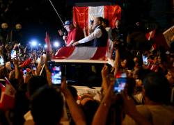 El candidato presidencial peruano del partido Renovación Popular, Rafael López Aliaga, se dirige a los manifestantes a su llegada a una protesta.