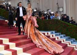 La actriz Blake Lively y su esposo el actor canadiense, Ryan Reynolds, en la alfombra roja del Met Gala 2022, en New York. (Photo by ANGELA WEISS / AFP)