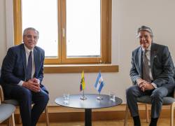 Fotografía cedida por la presidencia de Argentina del presidente de Argentina, Alberto Fernández (i), y el de Ecuador, Guillermo Lasso (d), posan ante las cámaras en el marco del encuentro bilateral en el marco de la Cumbre UE-Celac, hoy en Bruselas (Bélgica).