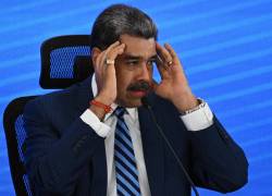 El presidente de Venezuela, Nicolás Maduro, hace un gesto durante el Encuentro de Juristas en Defensa del Derecho Internacional en el Hotel Eurobuilding en Caracas el 14 de noviembre de 2025.