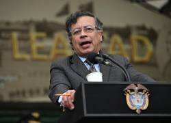 El presidente de Colombia, Gustavo Petro, pronuncia un discurso ante el ministro de Defensa, el general Pedro Sánchez.