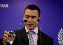 El presidente de Ecuador, Daniel Noboa, sostiene un vaso de agua mientras habla después de una reunión con el presidente de Uruguay, Yamandu Orsi.