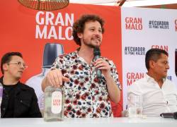 El mexicano Luisito Comunica (c), el youtuber de habla hispana con más seguidores actualmente, habla durante una rueda de prensa este lunes en Quito.